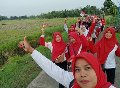  Jalan Sehat Posbindu Purwodeso Meriahkan Kemerdekaan Republik Indonesia Ke-77